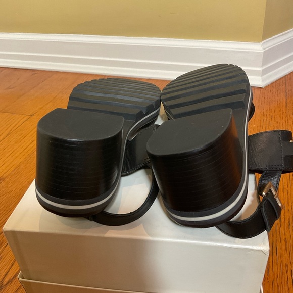 Bernardo Sorrena Goldtone Chain Lug Heel Sandal NWOB - Picture 9 of 13